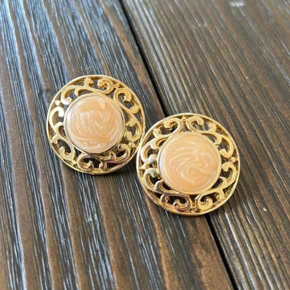 Peach swirl gold scroll large round clip on earrings - Picture 5 of 6